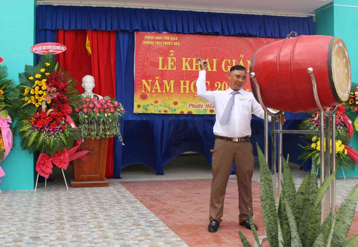 Hiệu trưởng đánh trống khai trường