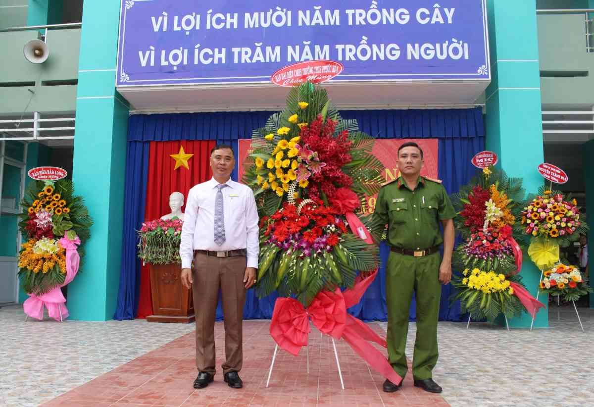 Tặng hoa của BDD CMHS